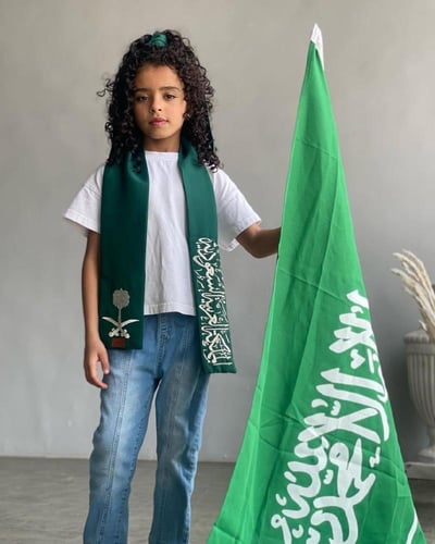 وشاح اليوام الوطني مع ربطه الراس