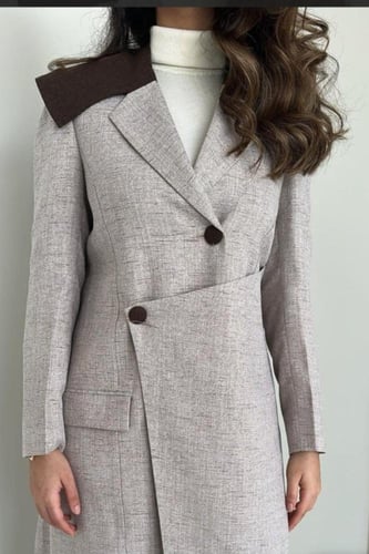 عباية بلون البيج