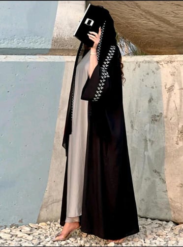 عباية رفيف ابيض