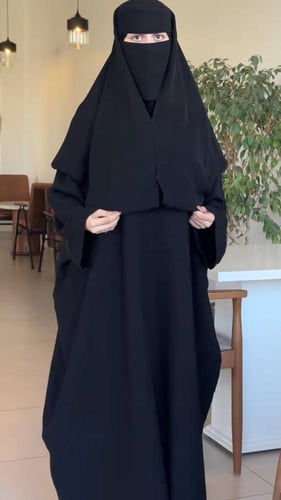 عبايات العمره مع النقاب