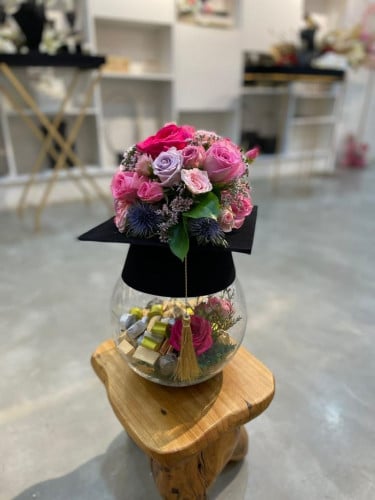 فازا التخرج مع القبعة و الشوكلت