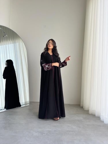 عباية ملكي بتطريز ورد عنابي