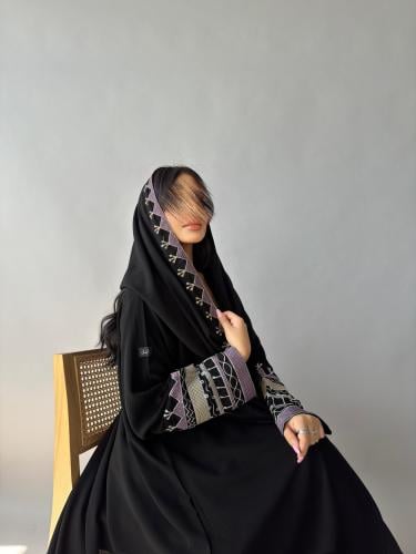 عباية كريب بتطريز موف