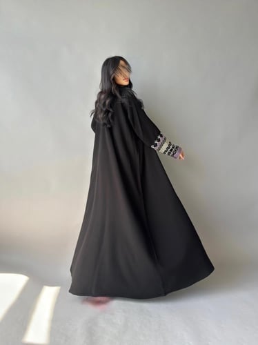 عباية كريب بتطريز موف