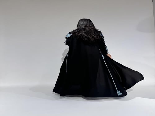 عباية كريب ملكي بتطريز سماوي