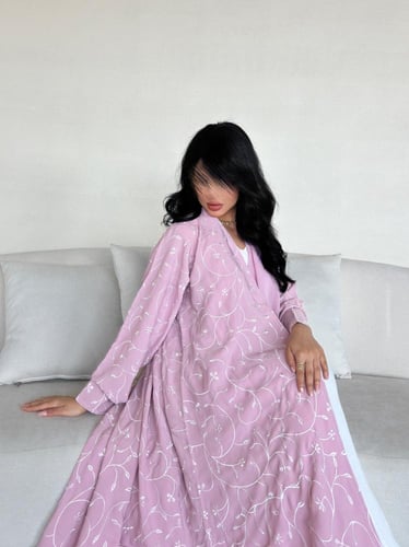 عباية وردي مطرزة