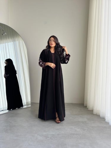 عباية ملكي بتطريز ورد عنابي