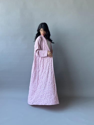 عباية وردي مطرزة