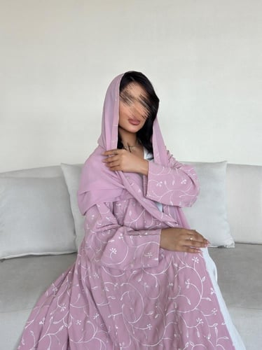 عباية وردي مطرزة