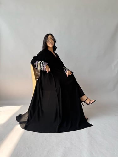 عباية كريب بتطريز موف