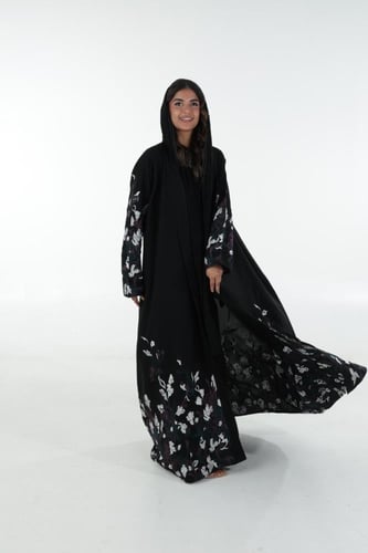 عباية كريب بتطريز على الاكمام واسفل العباية