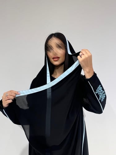 عباية كريب ملكي بتطريز سماوي