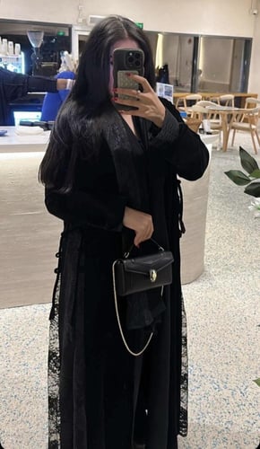 مخمل مع دانتيل