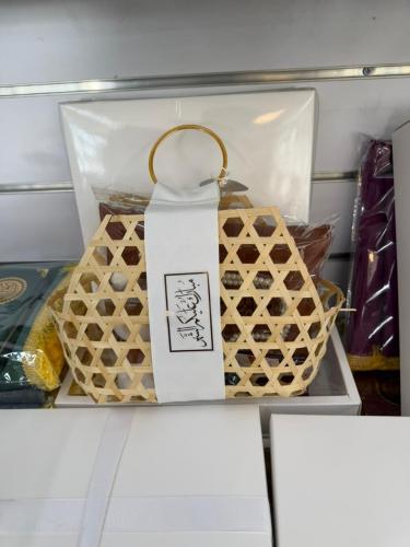 سلة بداخلها مبخرة و خاتم تسبيح ومسبحة و سجادة