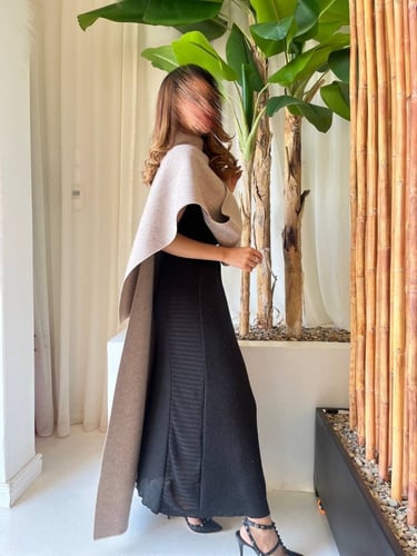 تنورة صوف سوداء متفاوتة الطول وخامتين مختلفة.