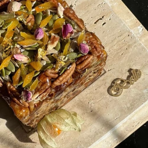 تمر محشي لوز مع صوص الطحينية + صينية رخام