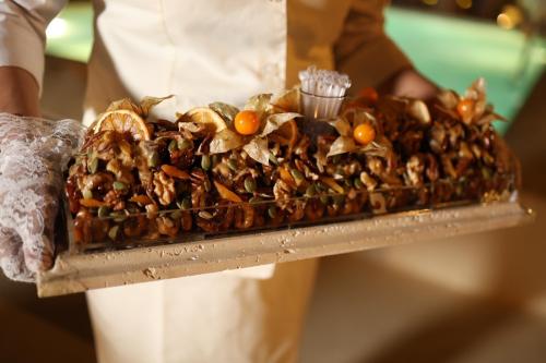 ماربل مستطيلة مع كيلو و نصف تمر محشي لوز