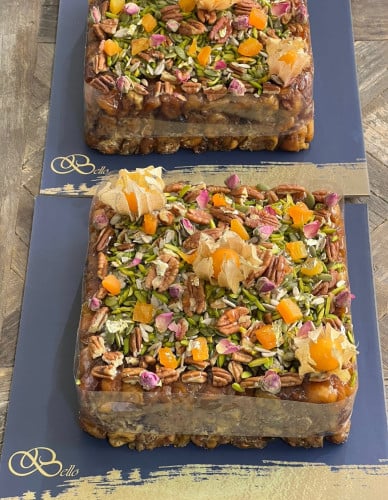 تمر محشي لوز مع صوص الطحينية حجم كبير