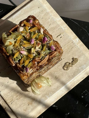 تمر محشي لوز مع صوص الطحينية + صينية رخام