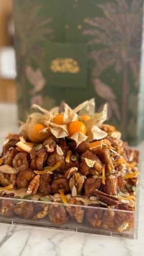 بوكس الإهداء تمر محشي لوز