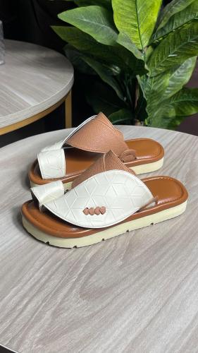 حذاء شرقي شبابي