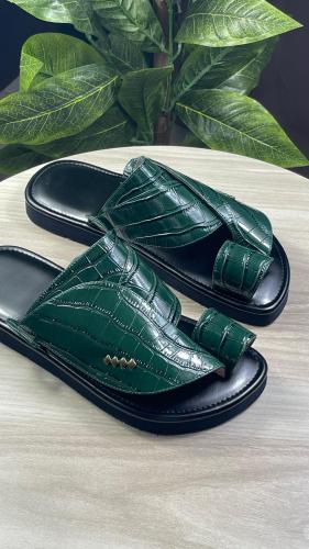 حذاء شرقي نقش جلد البقر