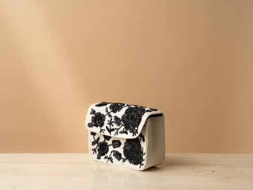 Little Black طلب مسبق