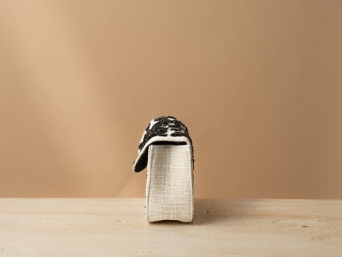 Little Black طلب مسبق