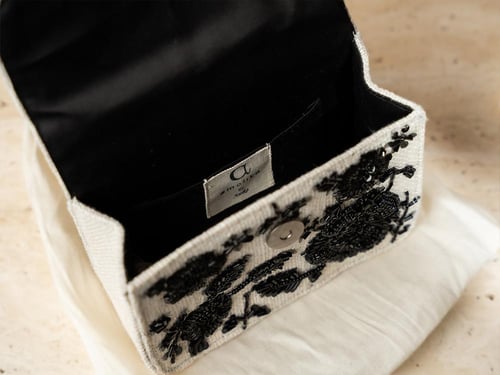 Little Black طلب مسبق