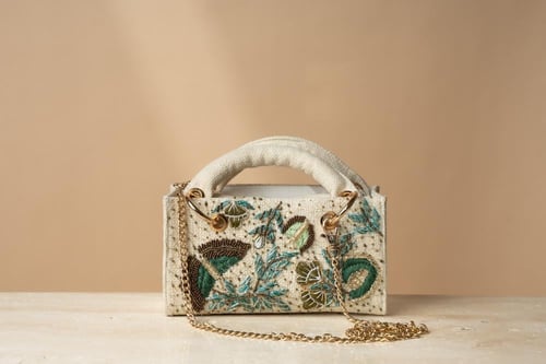 Eid Butterfly طلب مسبق