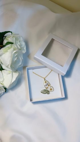 عقد الفراشة