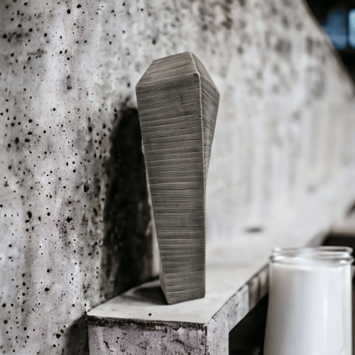 مزهرية لون ابيض مخطط باللون الاسود على شكل برج مجد...