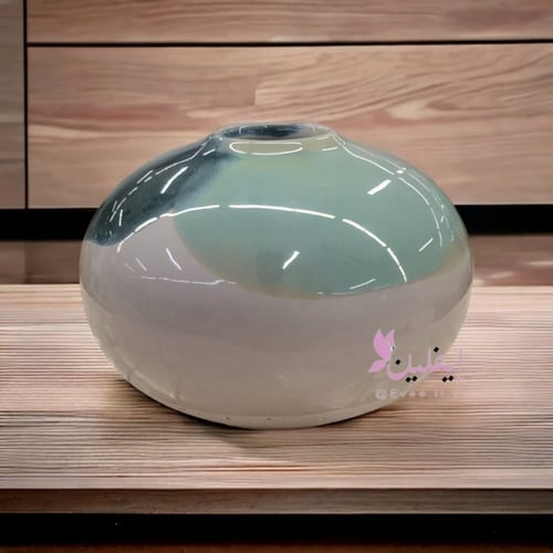 فازه سراميك صغيره بلون الابيض و الاخضر الغامق و ال...