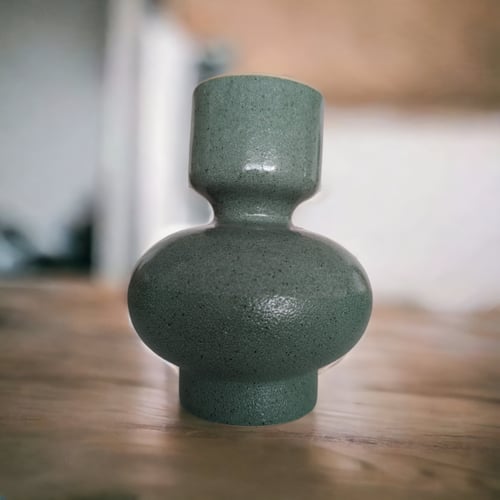 شمعدان اخضر بتصميم جميل