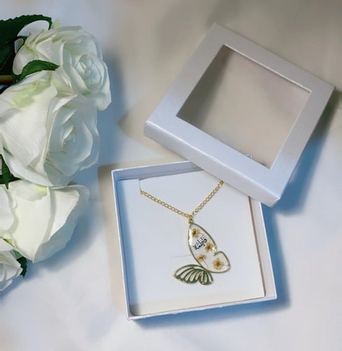 عقد الفراشة