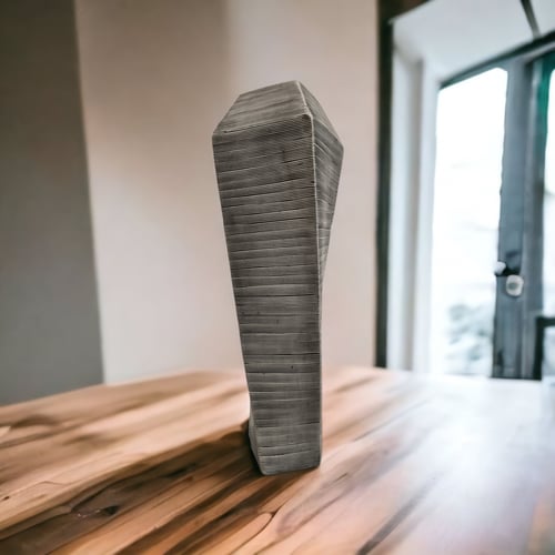 مزهرية لون ابيض مخطط باللون الاسود على شكل برج مجد...