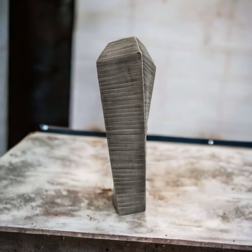 مزهرية لون ابيض مخطط باللون الاسود على شكل برج مجد...