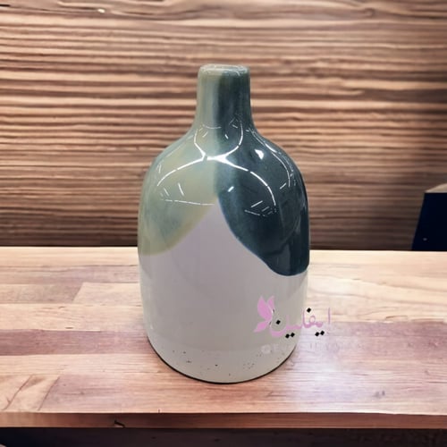 فازه سراميك صغيره بلون الابيض و الاخضر الغامق و ال...