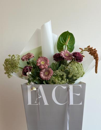 بوكية الجربيرا والدانتيل مع الكيس