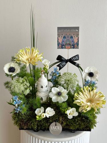 فازة الجربيرا وشقائق النعمان والدانتيل مع فانوس وك...