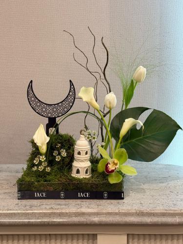 تنسيق من المونسترا وزهور هولنديه