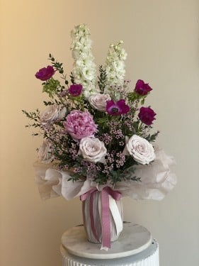 بوكية الدلفنيوم وشقائق للنعمان