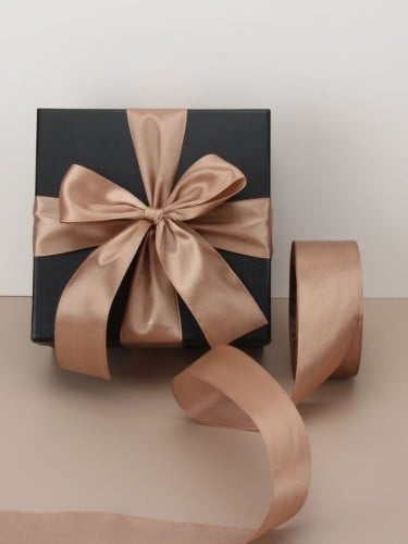 تغليف اسود بشريطة بني