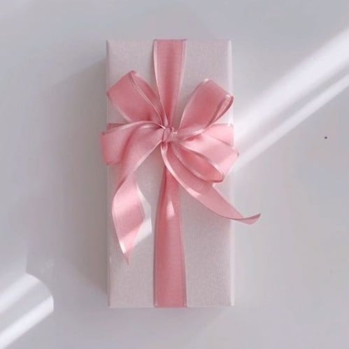 تغليف ابيض بشريطة وردية