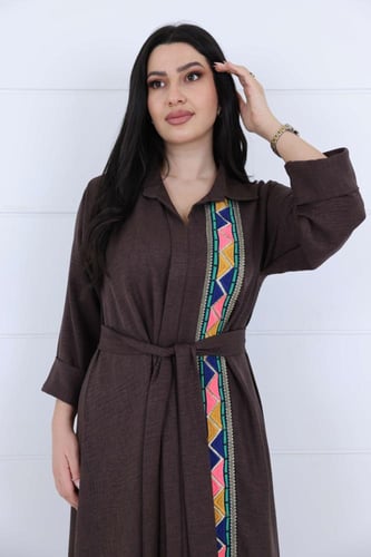 جلابية روزالين لون بني واسعه بكلفة طولية ومع حزام...