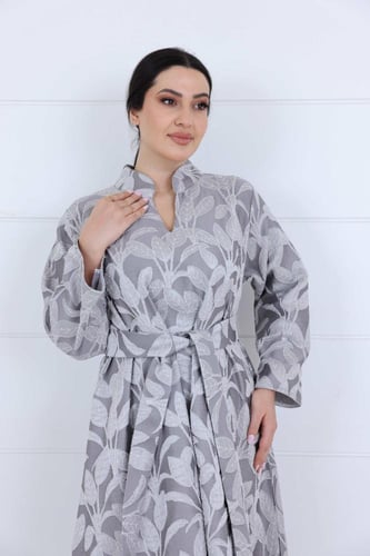 جلابية جاكار واسع برسمة اوراق شجر مع حزام لون رصاص...