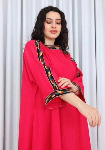 فستان سادة لينن مزين بتطريز على الاكتاف والاكمام