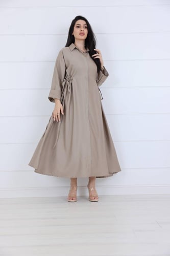 فستان جورسيه سادة بيج ياقة كلاسك مزين بزم ربط على...