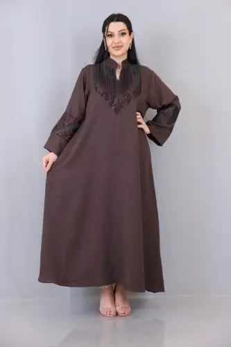 فستان لينن مزين بخامة جاكار لامع على الصدر والأكما...