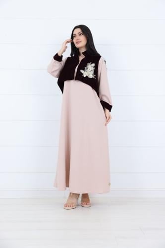 فستان شتوي كريب بتطريز الورد وتفاصيل مخمل لون خربز...